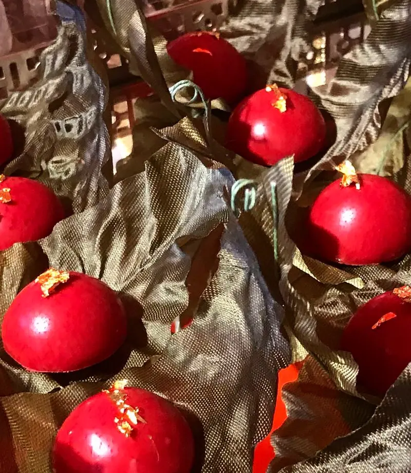 Bombons vermelhos brilhantes com detalhes de folha de ouro