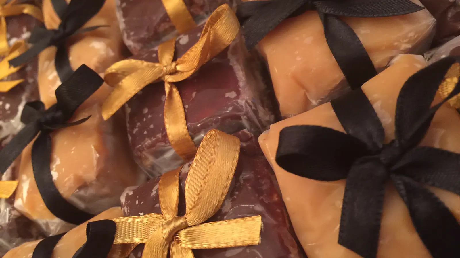 Palhas italianas em embalagens kraft com laços pretos e dourados