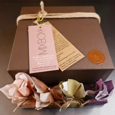 Caixa Oba Chocolate aberta com palhas italianas em embalagens coloridas