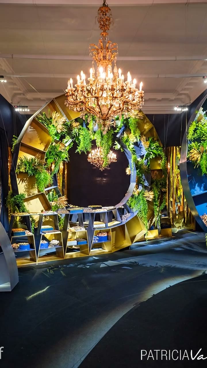 Cenário de doces em azul e dourado no evento de Nick Meisler