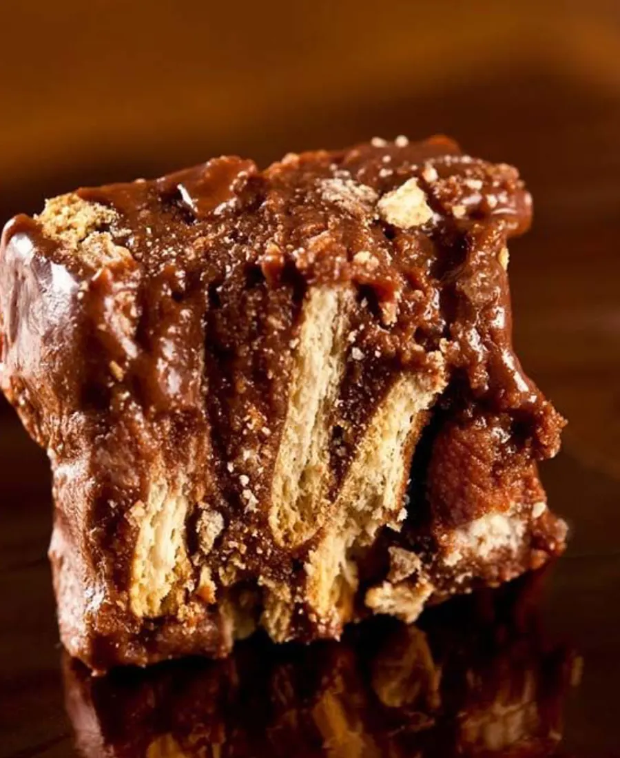 Palha italiana de chocolate, com pedaços de biscoito à mostra