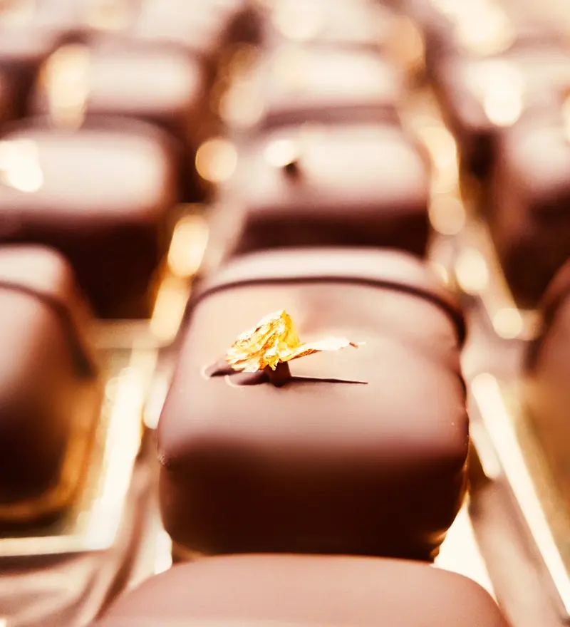 Palhas italianas cobertas de chocolate e finalizadas com folha de ouro