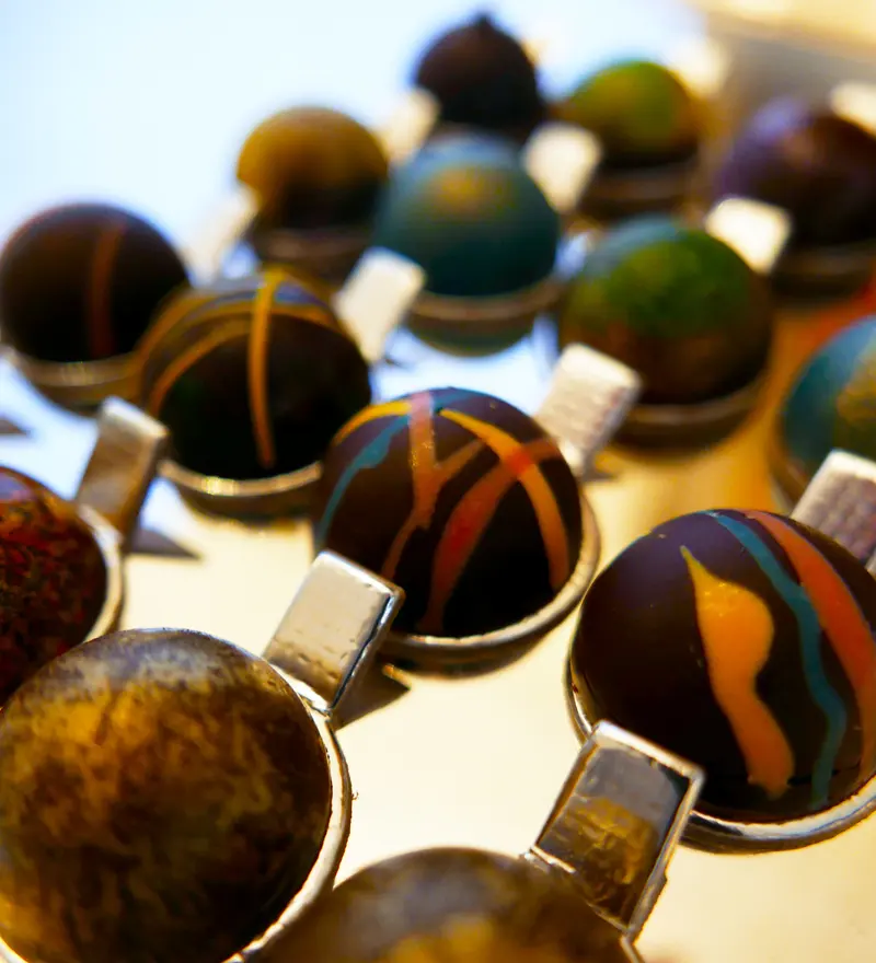 Coleção de bombons com pinturas coloridas feitas à mão